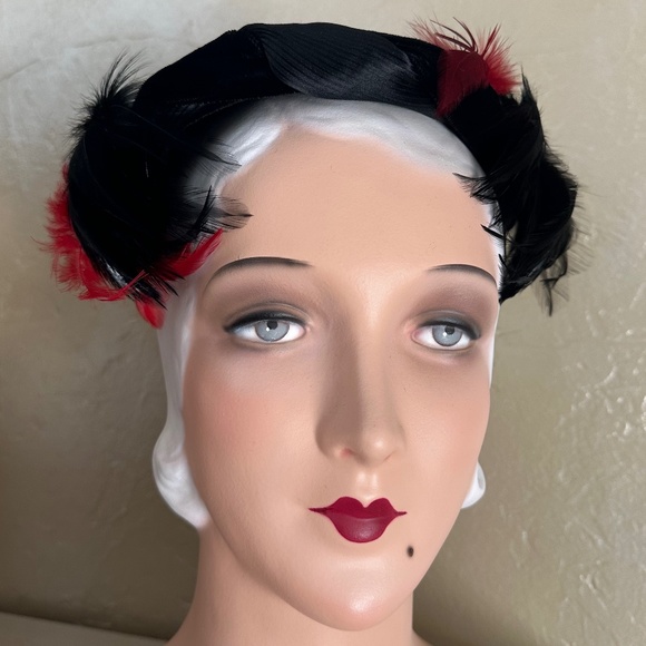FASHIONABLE 1950s\' BLACK VELOUR CAP WITH DRAPED SATIN TRIM +  BLACK/RED FEATHERS main image 6